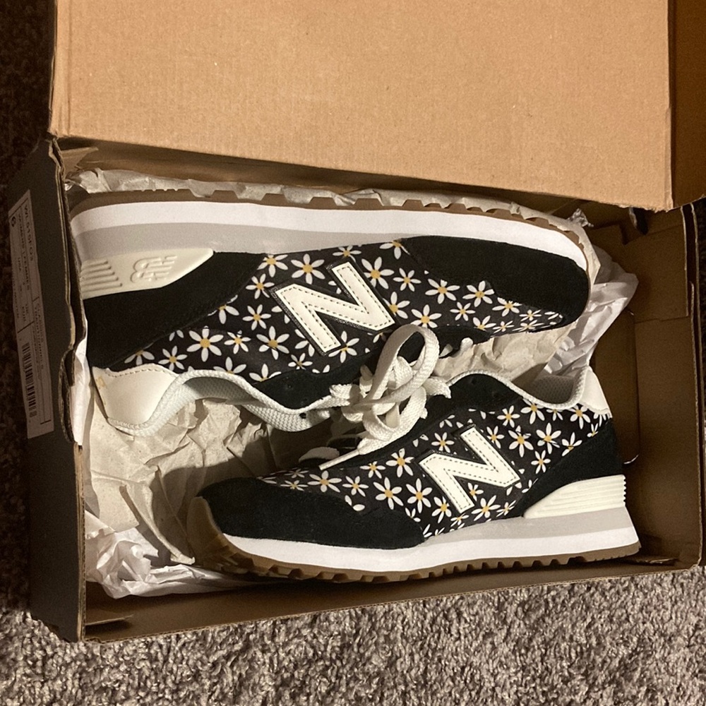 Women’s size 6 new balance, tennis shoes, daisy pattern. NIB